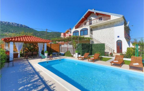 Three-Bedroom Apartment in Kastel Stari